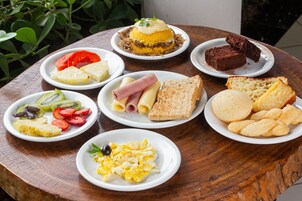 Café da manhã com buffet grátis todos os dias