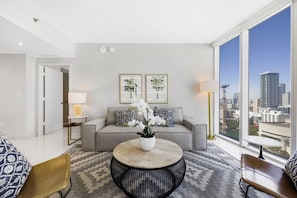 Luxury-Apartment, 2 Schlafzimmer, Stadtblick | Wohnbereich