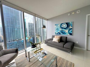 Condo luxueux, 2 chambres, vue sur la ville | Aire de séjour | Téléviseur connecté de 50 po avec télévision par câble
