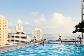 Rooftop pool - Amazing Condos at Icon Brickell With Pool (Miami)