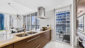 Condo superluxo, 2 quartos, vista para a cidade | Cozinha privada | Geladeira, micro-ondas, fogão, cooktop