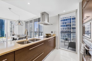 Luxury Condo, 2 Bedrooms, City View | Private kitchen | Fridge, microwave, oven, stovetop - Amazing Condos at Icon Brickell With Pool (Miami)