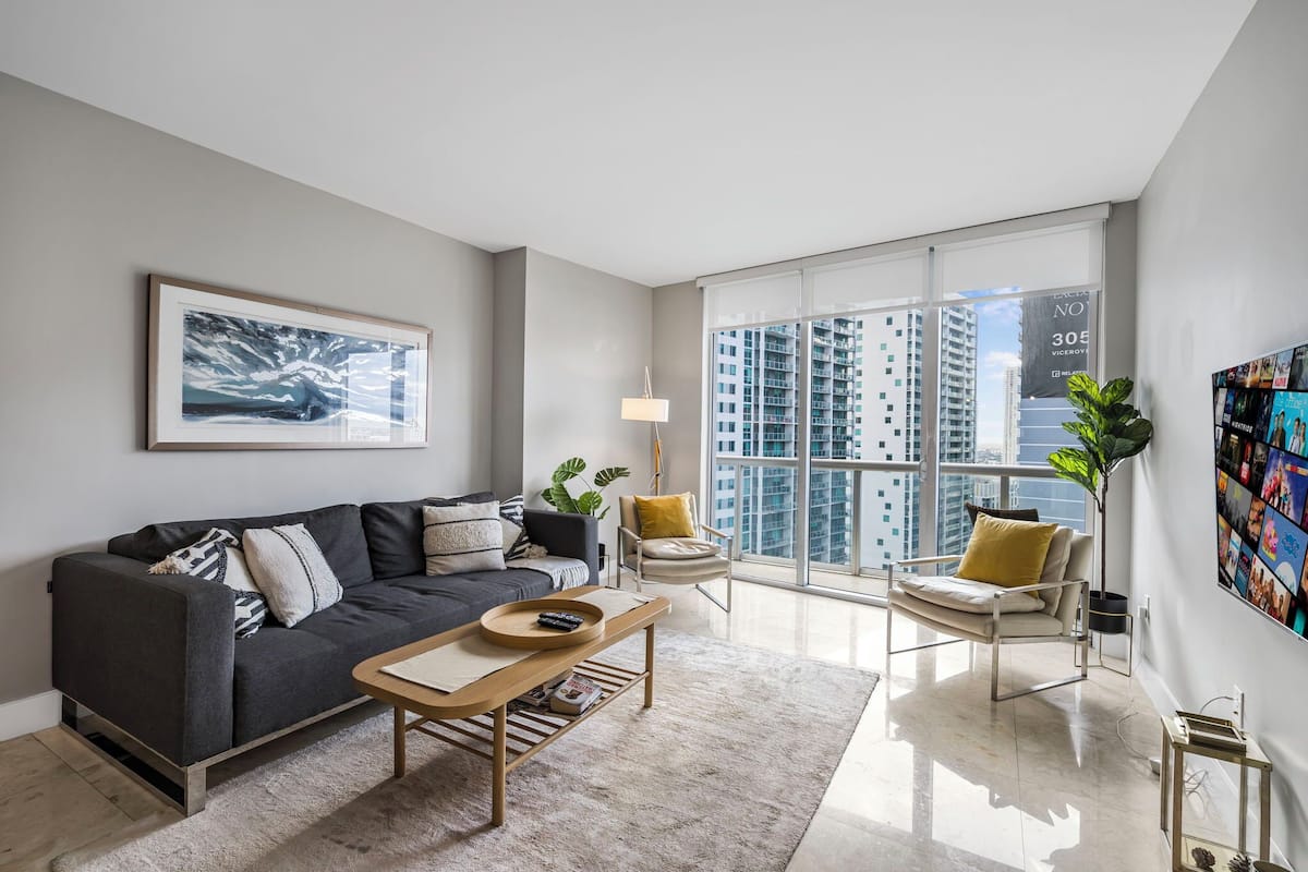 Luxury Daire, 1 Yatak Odası, Şehir Manzaralı | Oturma alanı | Kablolu TV kanalları bulunan 50 inç akıllı televizyon