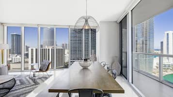 Condo de lujo, 2 habitaciones, vista a la ciudad | Servicio a la habitación