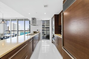 Luxury-Apartment, 2 Schlafzimmer, Stadtblick | Eigene Küche