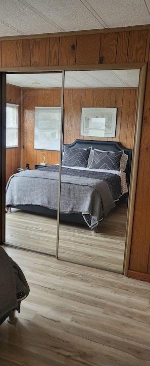 2 bedrooms, desk, iron/ironing board, free WiFi - Yost House in the Finger Lakes - Wine, Views, Peace, and wide-open skies! (Waterloo)