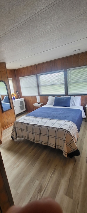 2 bedrooms, desk, iron/ironing board, free WiFi - Yost House in the Finger Lakes - Wine, Views, Peace, and wide-open skies! (Waterloo)
