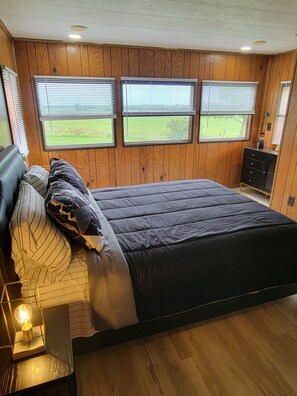 2 bedrooms, desk, iron/ironing board, free WiFi - Peaceful Finger Lakes Farm Country Retreat (Waterloo)