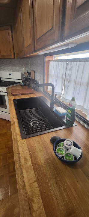 Réfrigérateur, four à micro-ondes, un four, surface de cuisson