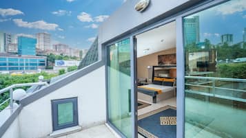 Standard Studio, 1 Double Bed, City View | Terrace/patio