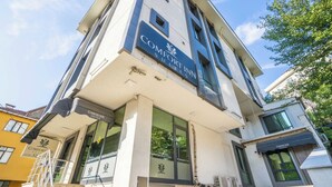 Un edificio de varios pisos con un letrero que dice 'Comfort Inn Suites'.