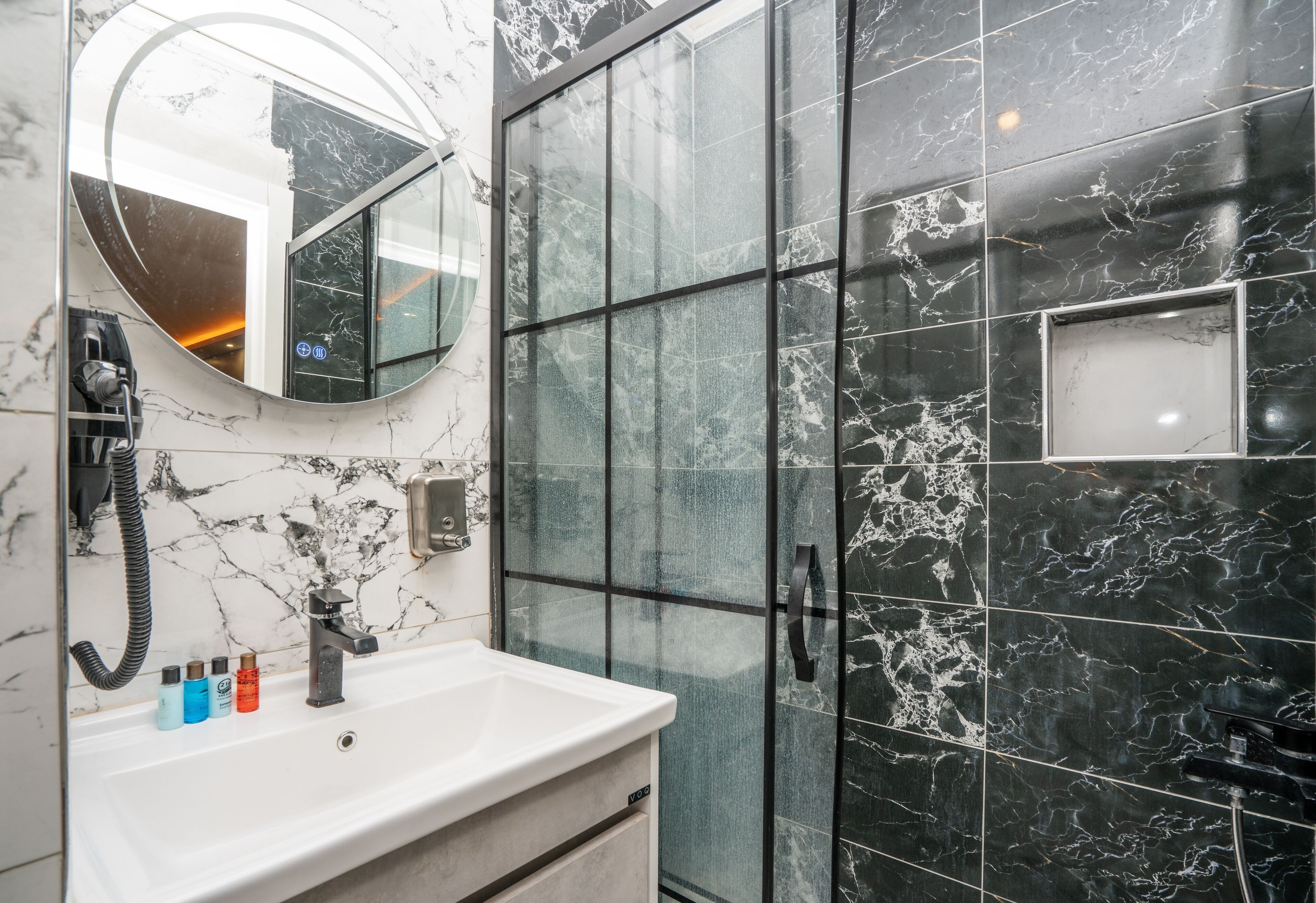 Deluxe-huoneisto | Kylpyhuone | Ilmaiset hygieniatuotteet, hiustenkuivaaja, pyyhkeet, saippua