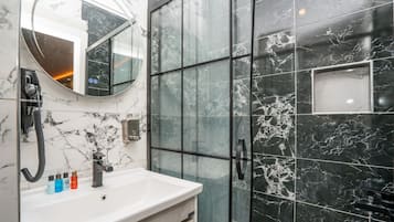 Deluxe-huoneisto | Kylpyhuone | Ilmaiset hygieniatuotteet, hiustenkuivaaja, pyyhkeet, saippua