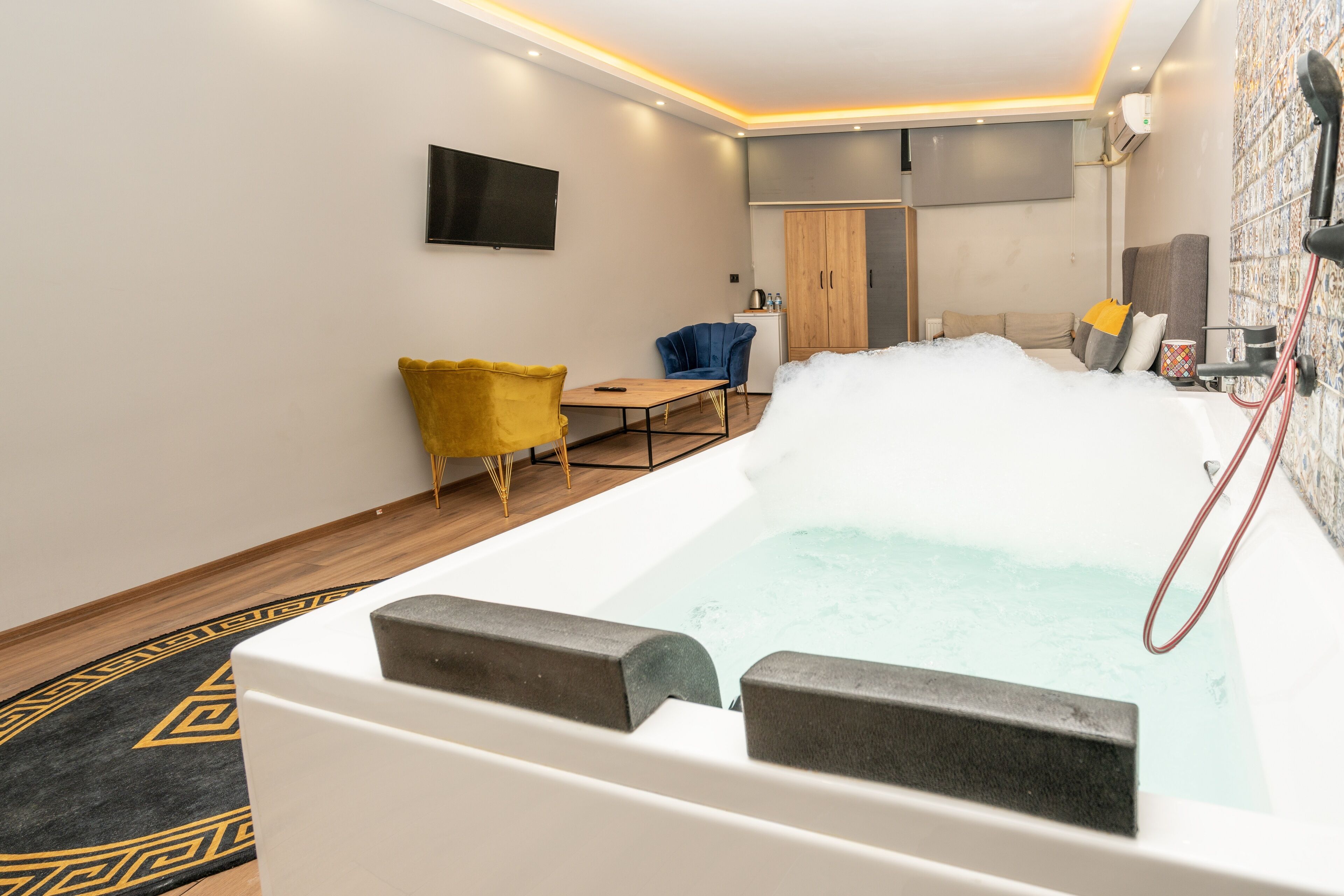 Deluxe Apartment | Premium bedding, in-room safe, blackout drapes, soundproofing