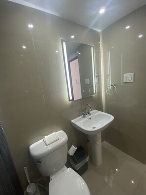 Shower, towels, soap, shampoo - Coxy Zone / Zona Coqueta (Carolina)