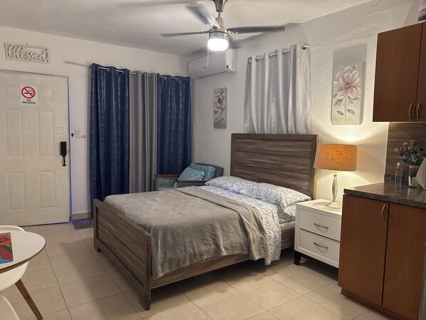 1 chambre, fer et planche à repasser, Wi-Fi, literie fournie