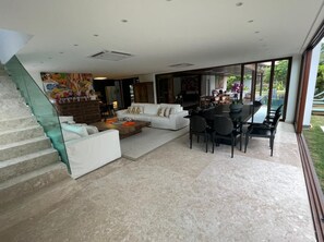 Interior - Casa DE 9 Suites A 200 Metros DA Praia (PRAIA DO FORTE)