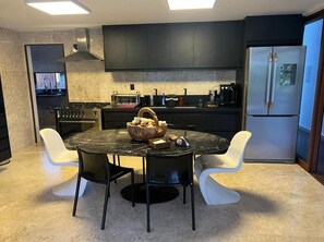 Private kitchen - Casa DE 9 Suites A 200 Metros DA Praia (PRAIA DO FORTE)