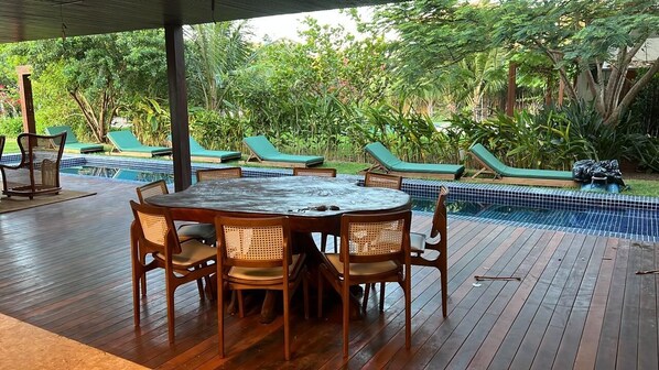 Outdoor dining - Casa DE 9 Suites A 200 Metros DA Praia (PRAIA DO FORTE)