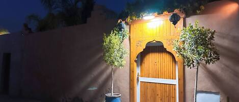 المنشأة من الخارج