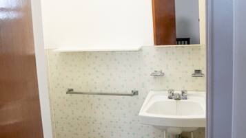 Ein Badezimmer mit Toilette, Waschbecken und Spiegel.