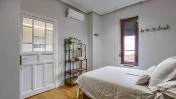 1 habitación, tabla de planchar con plancha, wifi gratis y ropa de cama