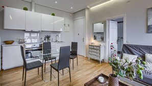 Un appartement moderne comprenant une cuisine, un coin repas et un salon.