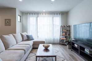 Living area - Massive Stylish Home in an Amazing Location in San Francisco!  (Daly City)
