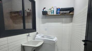 Douche, sèche-cheveux, papier toilette