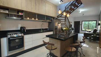 Geladeira, micro-ondas, fogão, cooktop
