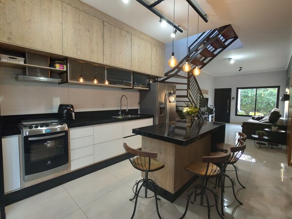 冷蔵庫、電子レンジ、オーブン、コンロ