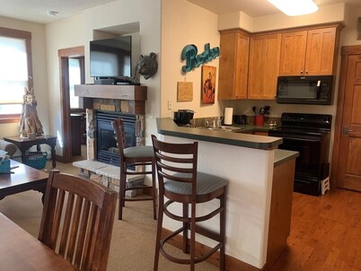 2 bedroom 2 bath Corner Condo, Shared Hot Tub, 100 yds To Slope, sleeps 6