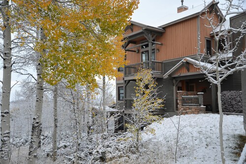 2 bedroom 2 bath Corner Condo, Shared Hot Tub, 100 yds To Slope, sleeps 6