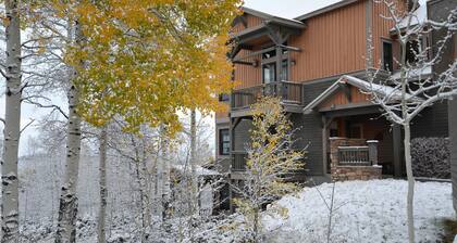 2 bedroom 2 bath Corner Condo, Shared Hot Tub, 100 yds To Slope, sleeps 6