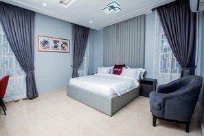 Suite de lujo | 1 habitación, decoración personalizada, muebles diferentes y escritorio 