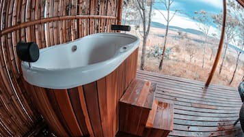 Bungalow | Outdoor spa tub
