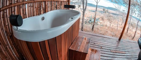 Bungalow | Outdoor spa tub