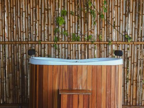 Bungalow | Indoor spa tub
