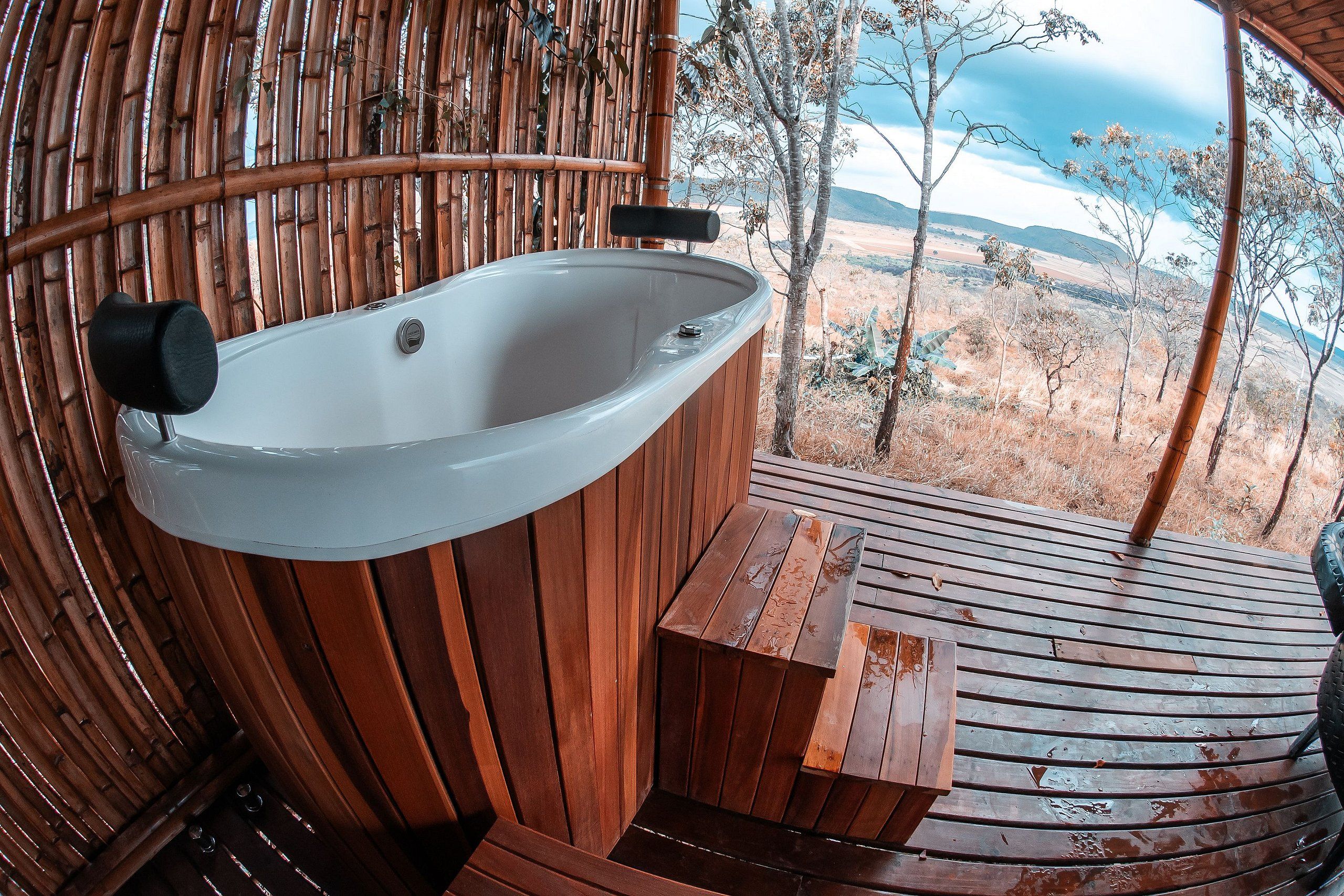Outdoor spa tub