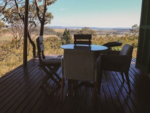 Bungalow | Restaurante al aire libre