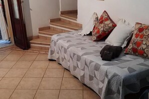 1 bedroom, bed sheets - 1 Bedroom Apartment in Cagliari (Cagliari)