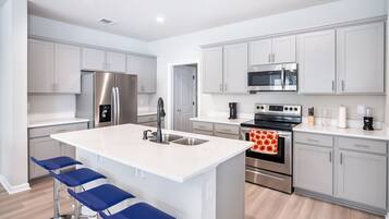 Een koelkast, een magnetron, een oven, een kookplaat