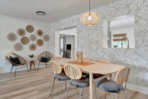 Dining - 🔆Modern Coastal Beach Retreat: HEATED POOL, Newly Renovated, minutes to beaches (Clearwater)