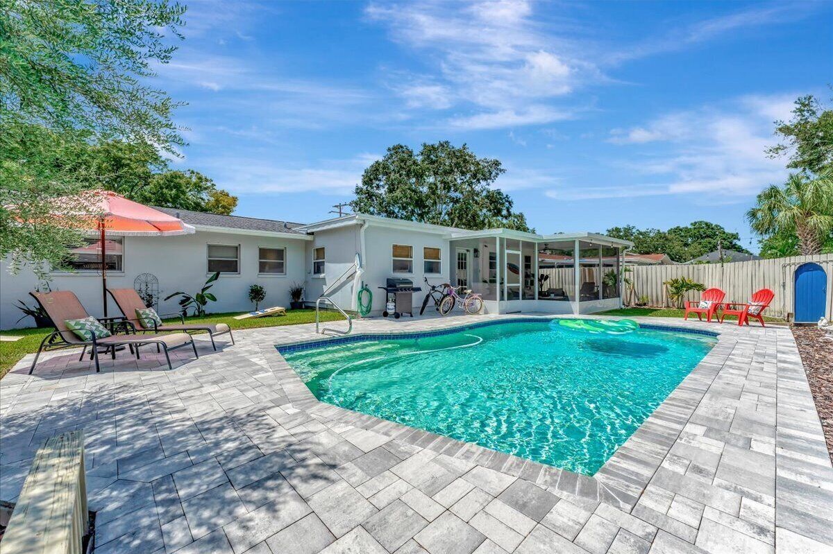 🔆Modern Coastal Beach Retreat: HEATED POOL, Newly Renovated, minutes to beaches