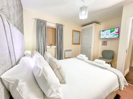 Hypo-allergenic bedding, individually decorated, individually furnished. Baxter House