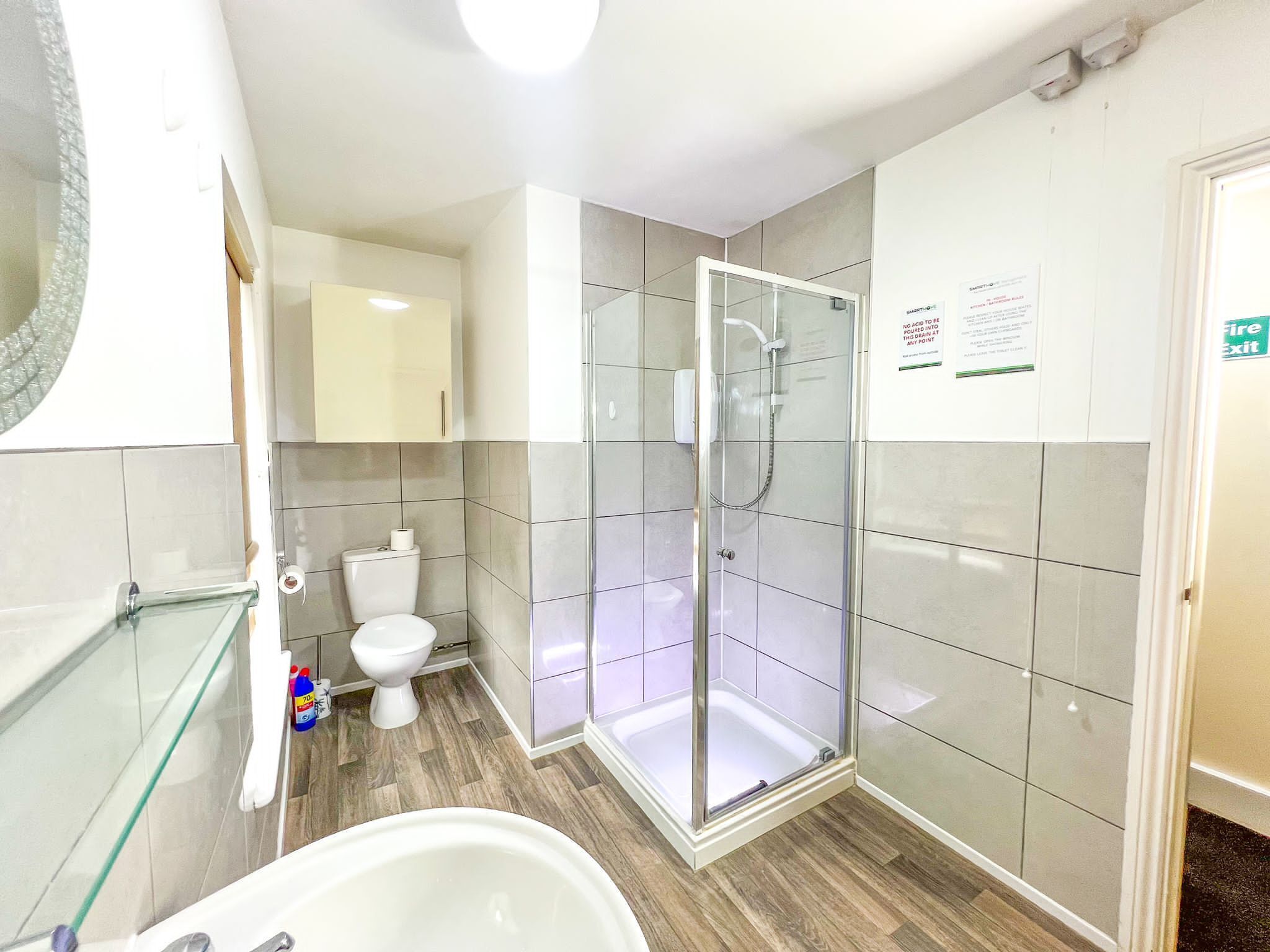 Un baño moderno con ducha de vidrio, inodoro y bañera.