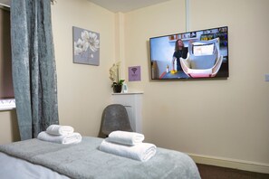 Comfort Double Room, Shared Bathroom (Ground Floor) | Hypo-allergenic bedding, individually decorated, individually furnished