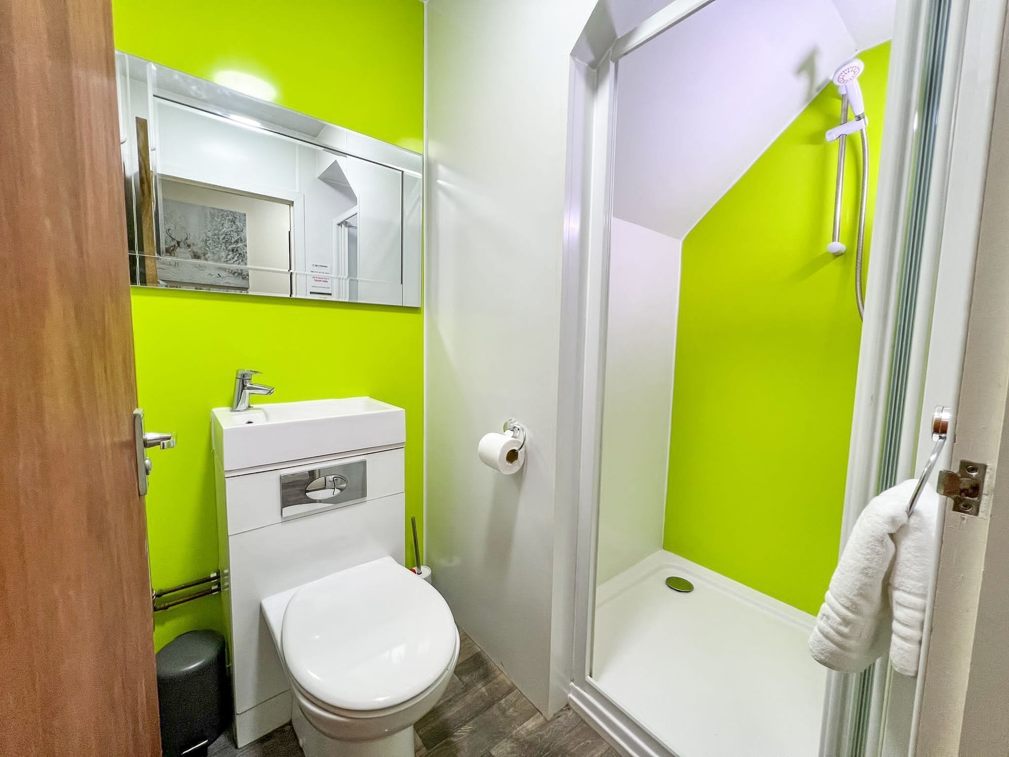 Un baño con inodoro, lavabo y ducha.