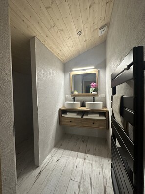 ヘアドライヤー、タオル、石鹸、シャンプー