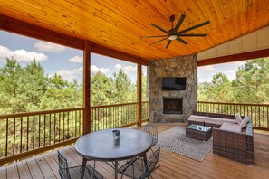 Outdoor dining - Luxe Broken Bow Cabin: Hot Tub & Outdoor Fireplace (Broken Bow)
